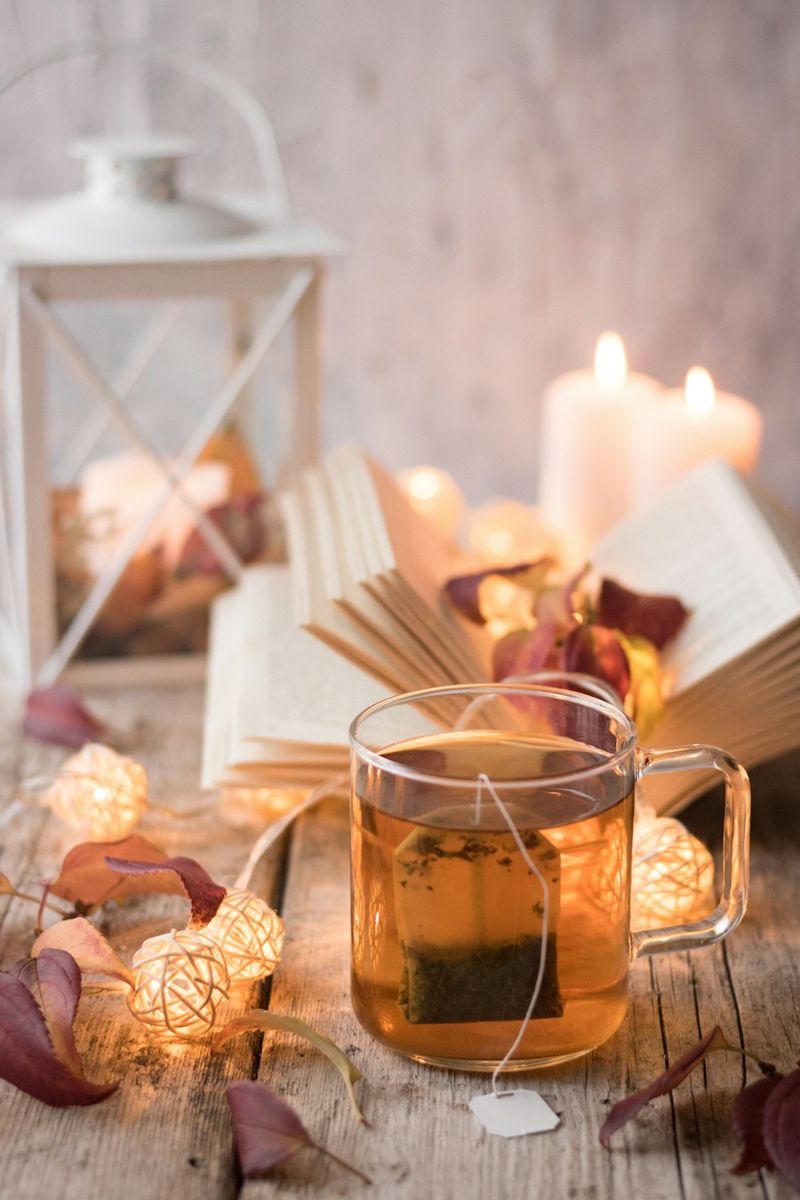 Bougies, thé et livre, ambiance de réconfort