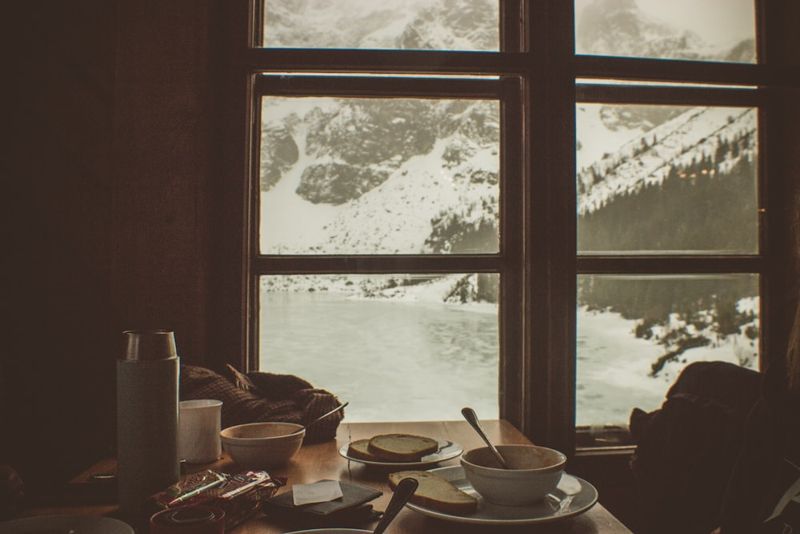 Fenêtre ouverte sur un paysage de montagne
